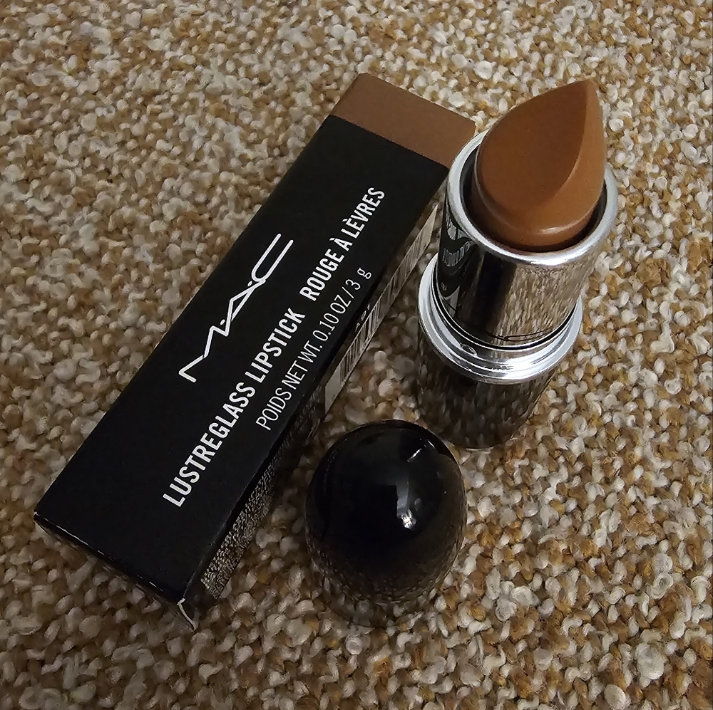 NEW MAC Lipstick - 555 Femmomenon
